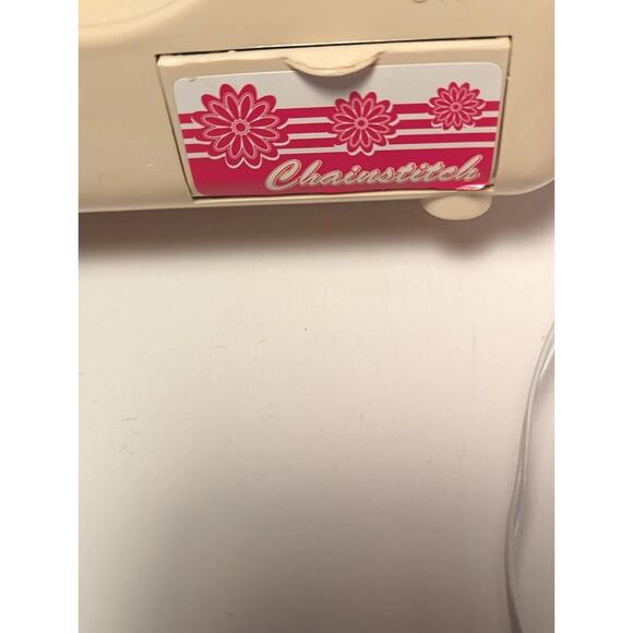 Child's Singer Sewing Machine Vintage White and Red Collectible - Picture 4 of 6